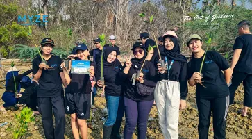 MYZE Hotel Sumenep Tanam Mangrove di Saronggi, Perkuat Komitmen Jaga Ekosistem Pesisir