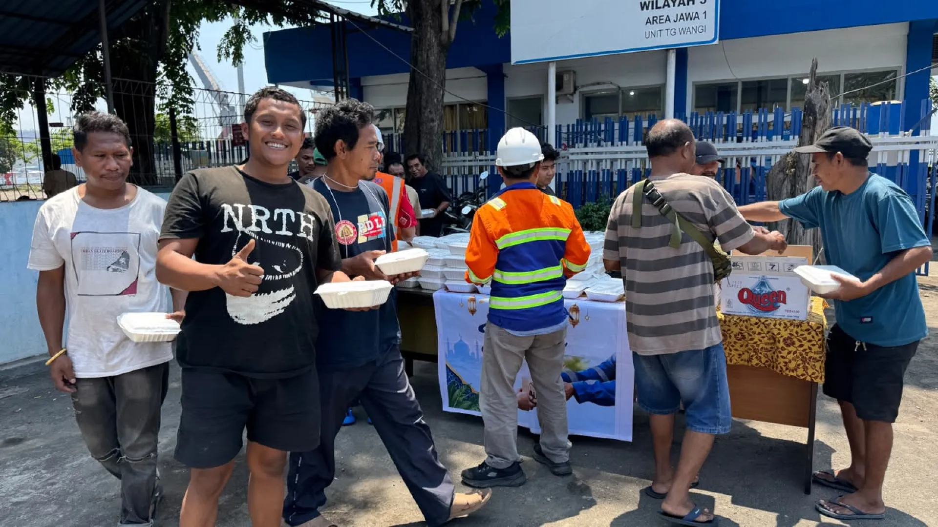 Jumat Berkah, SPPI Tanjung Wangi Bagikan Makanan kepada Pengemudi Truk Logistik