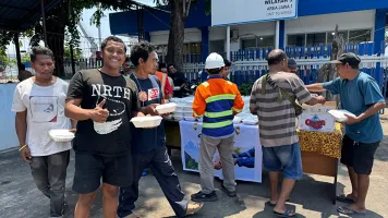 Jumat Berkah, SPPI Tanjung Wangi Bagikan Makanan kepada Pengemudi Truk Logistik