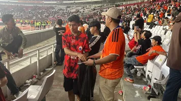 Aksi The Jakmania Bereskan Sampah di Tribun GBK Usai Persija vs Persib