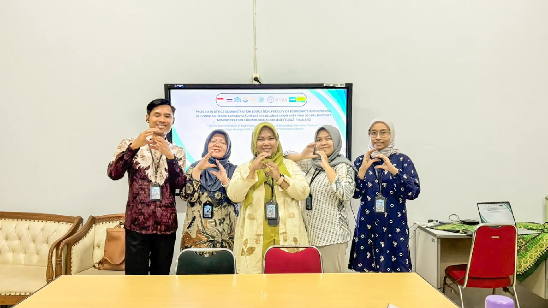UNESA Kenalkan Warisan Budaya dan Transformasi Digital Administrasi kepada Peserta Thailand