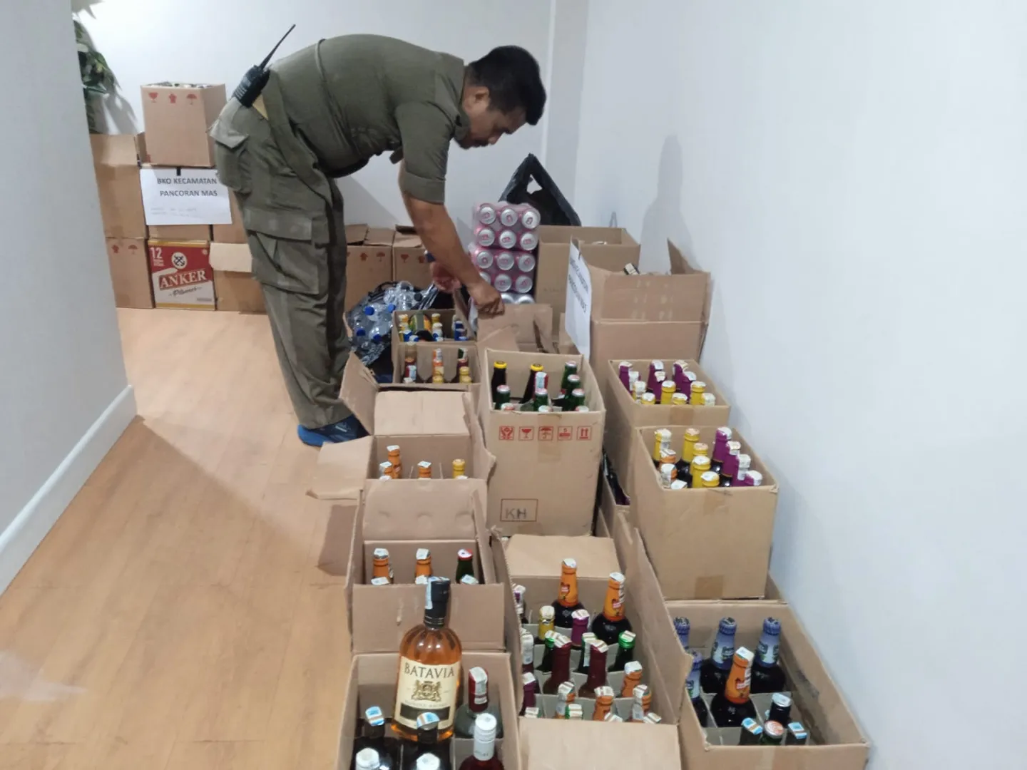 Empat Wilayah Disasar, Satpol PP Depok Amankan 1.972 Botol Miras