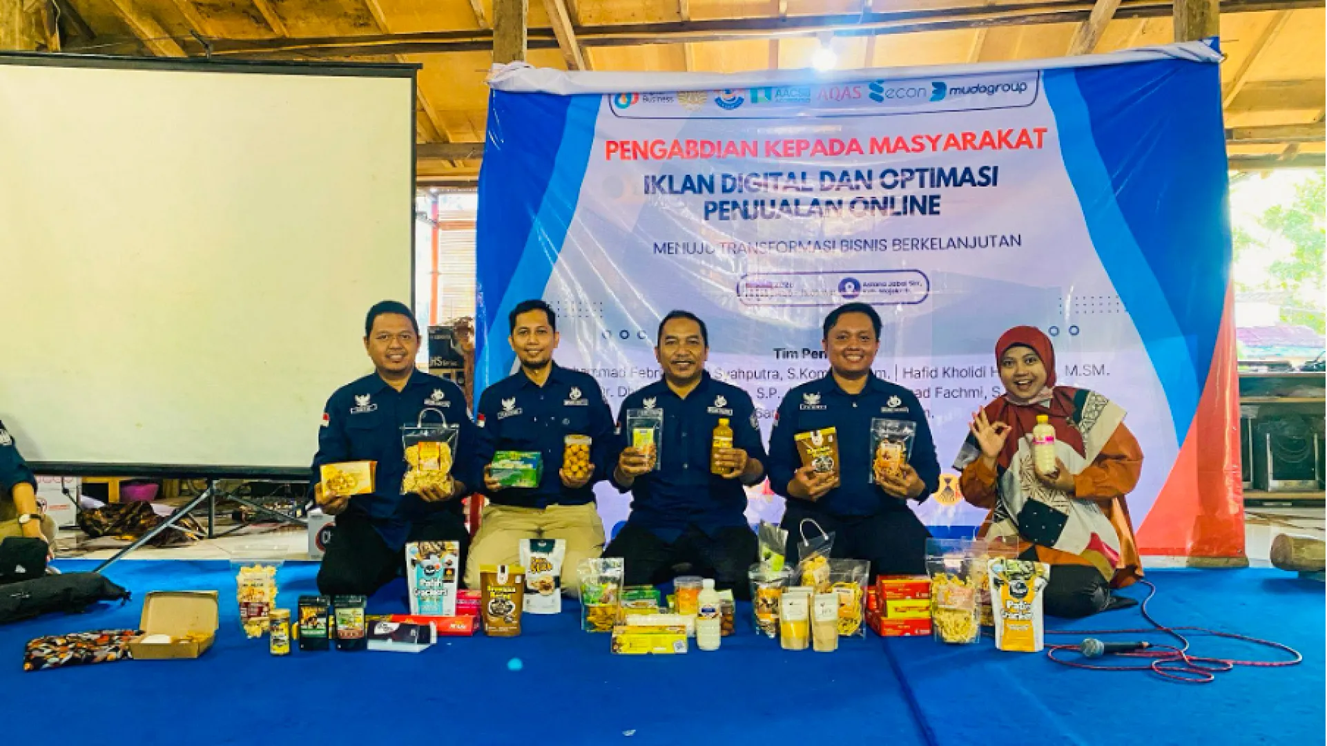 Dari Promosi Sederhana ke Iklan Digital, Tim Dosen Bisnis Digital Unesa Dampingi Transformasi Bisnis UMKM Ngoro Apik