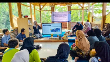 S1 Bisnis Digital UNESA Dampingi UMKM HIPEMIKA Mojokerto Kembangkan Kompetensi Staf via Self-Learning Tracking Sheet