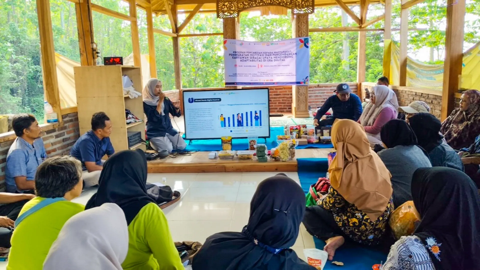 S1 Bisnis Digital UNESA Dampingi UMKM HIPEMIKA Mojokerto Kembangkan Kompetensi Staf via Self-Learning Tracking Sheet
