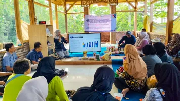 S1 Bisnis Digital UNESA Dampingi UMKM HIPEMIKA Mojokerto Kembangkan Kompetensi Staf via Self-Learning Tracking Sheet