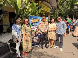 Maxone Hotel Dharmahusada dan Polsek Gubeng Berbagi Makanan Lewat Program Jumat Peduli