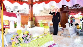 Gubernur Khofifah Pimpin Ziarah ke Makam Gubernur Soerjo Jelang Hari Jadi ke-81 Jatim