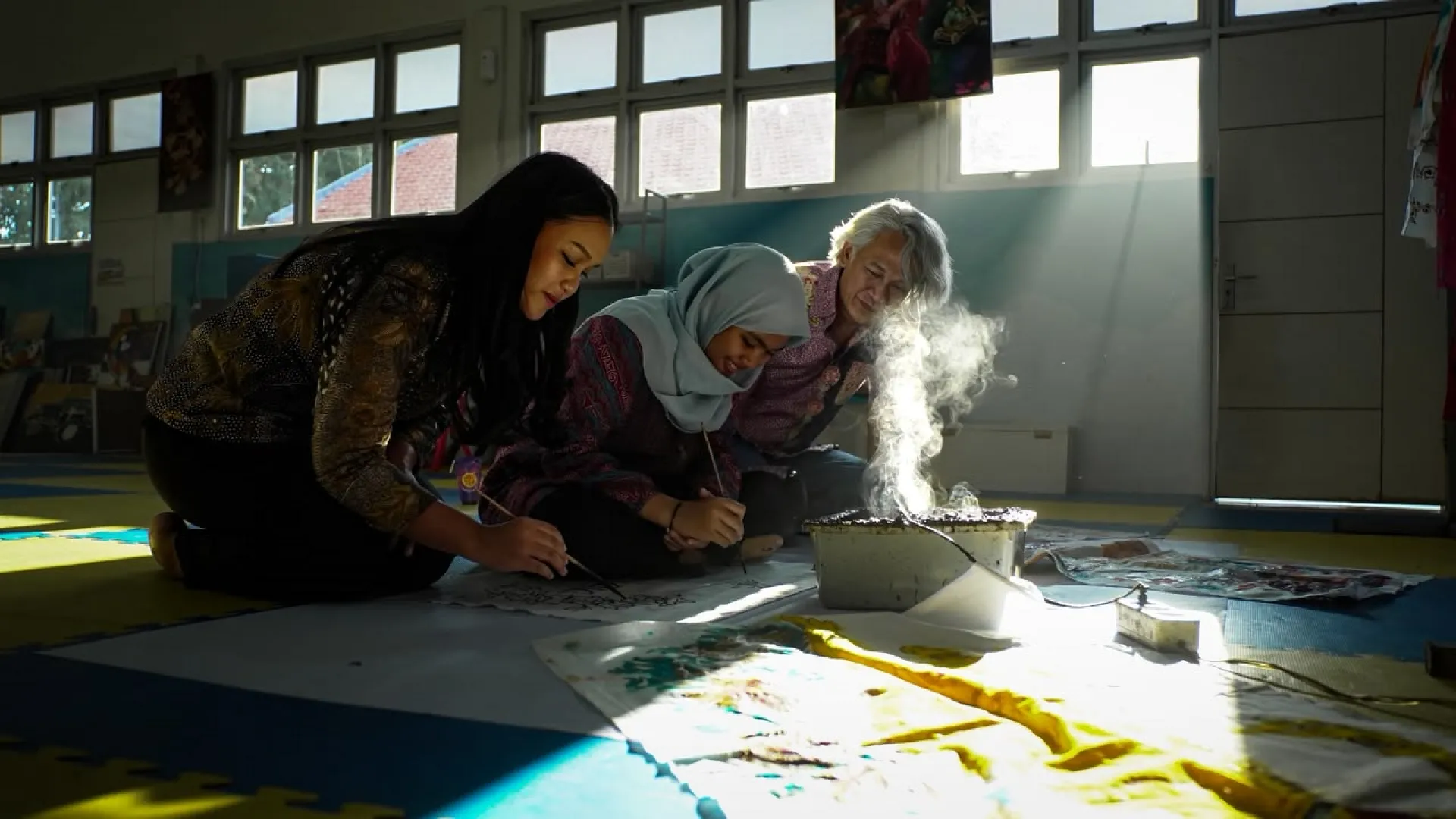 Hari Batik Nasional, The Alana Surabaya Apresiasi Kreativitas Anak Disabilitas lewat Batik Lukis