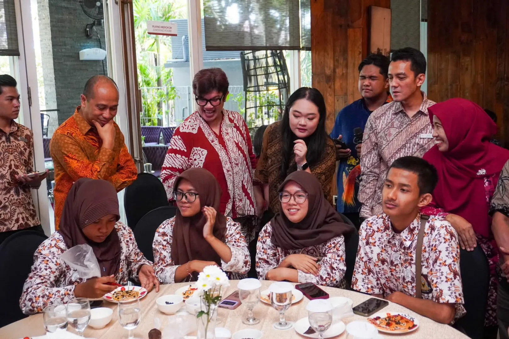 Unik! Mercure Surabaya Jadikan Pancake sebagai Kanvas Batik Bersama Siswa SMALB