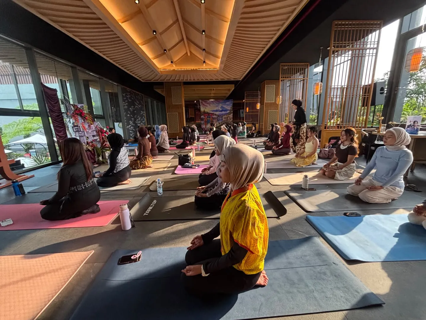 Grand Mercure Malang Rayakan Hari Batik Nasional lewat Yoga dan Busana Batik