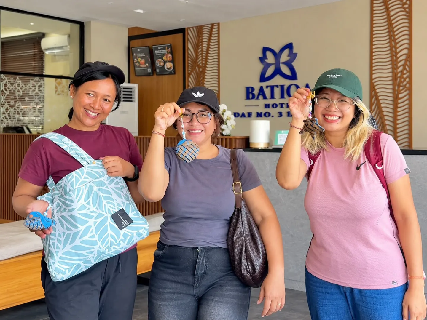Rayakan Hari Batik Nasional, BATIQA Hotel Darmo Ajak Tamu Sulap Kain Batik Jadi Gantungan Kunci
