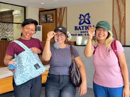 Rayakan Hari Batik Nasional, BATIQA Hotel Darmo Ajak Tamu Sulap Kain Batik Jadi Gantungan Kunci