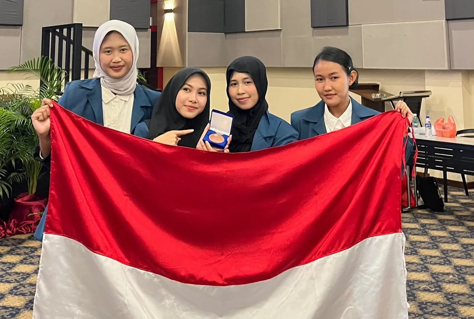 Mahasiswa UNAIR Sabet Medali Perunggu Internasional Lewat Paving Block dari Limbah Perikanan
