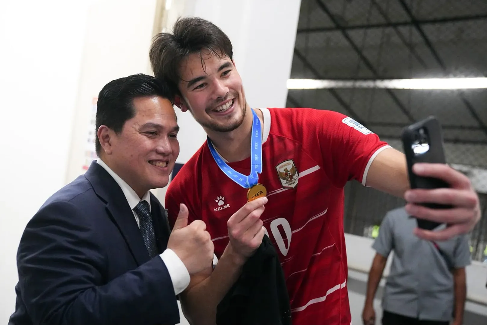 Antar Timnas Juara FIFA ASEAN Cup, Momen Haru Elkan Baggott Peluk Erick Thohir di SUGBK