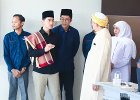Gubernur Khofifah Dampingi Wapres Gibran Tinjau Pembelajaran AI di Ponpes Dalwa Pasuruan