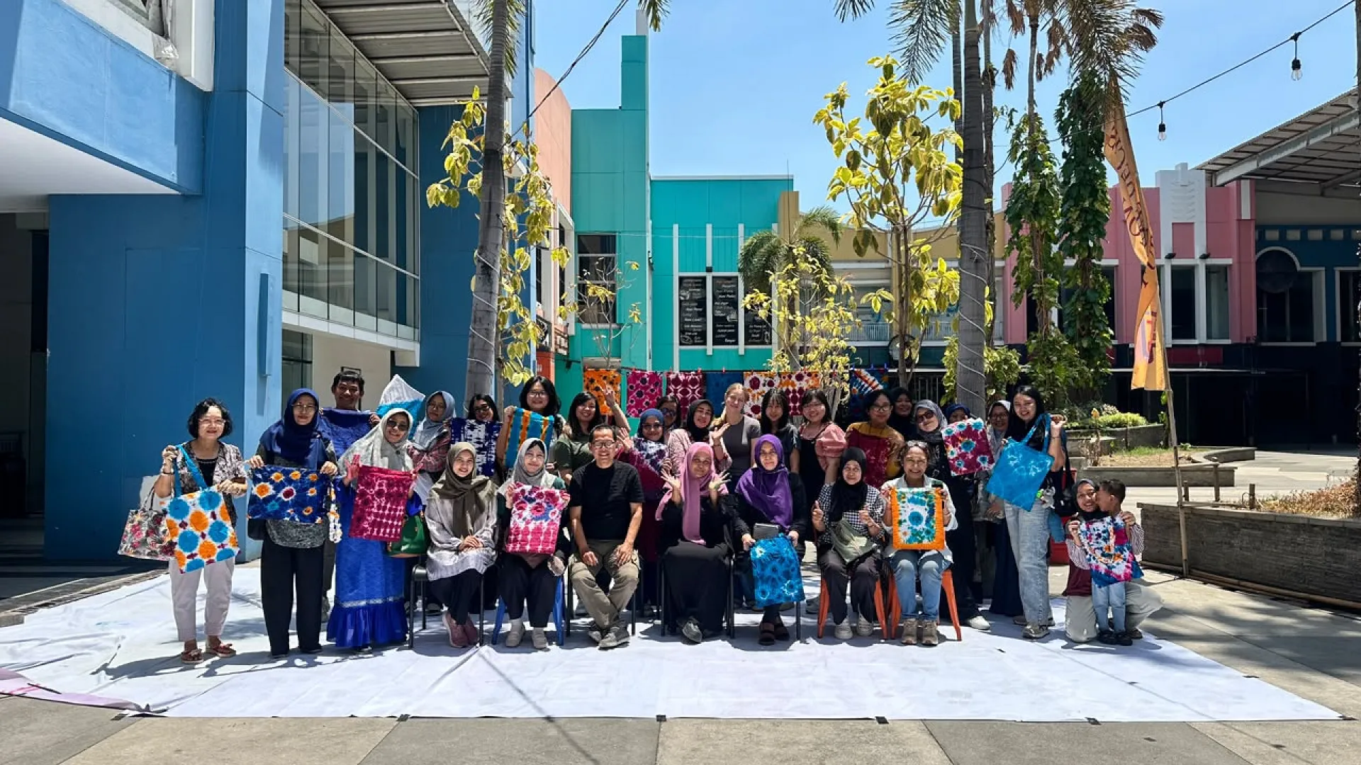 ARTOTEL Grand Prima Surabaya Sulap Seprai Bekas Jadi Tote Bag Lewat Shibori Stories