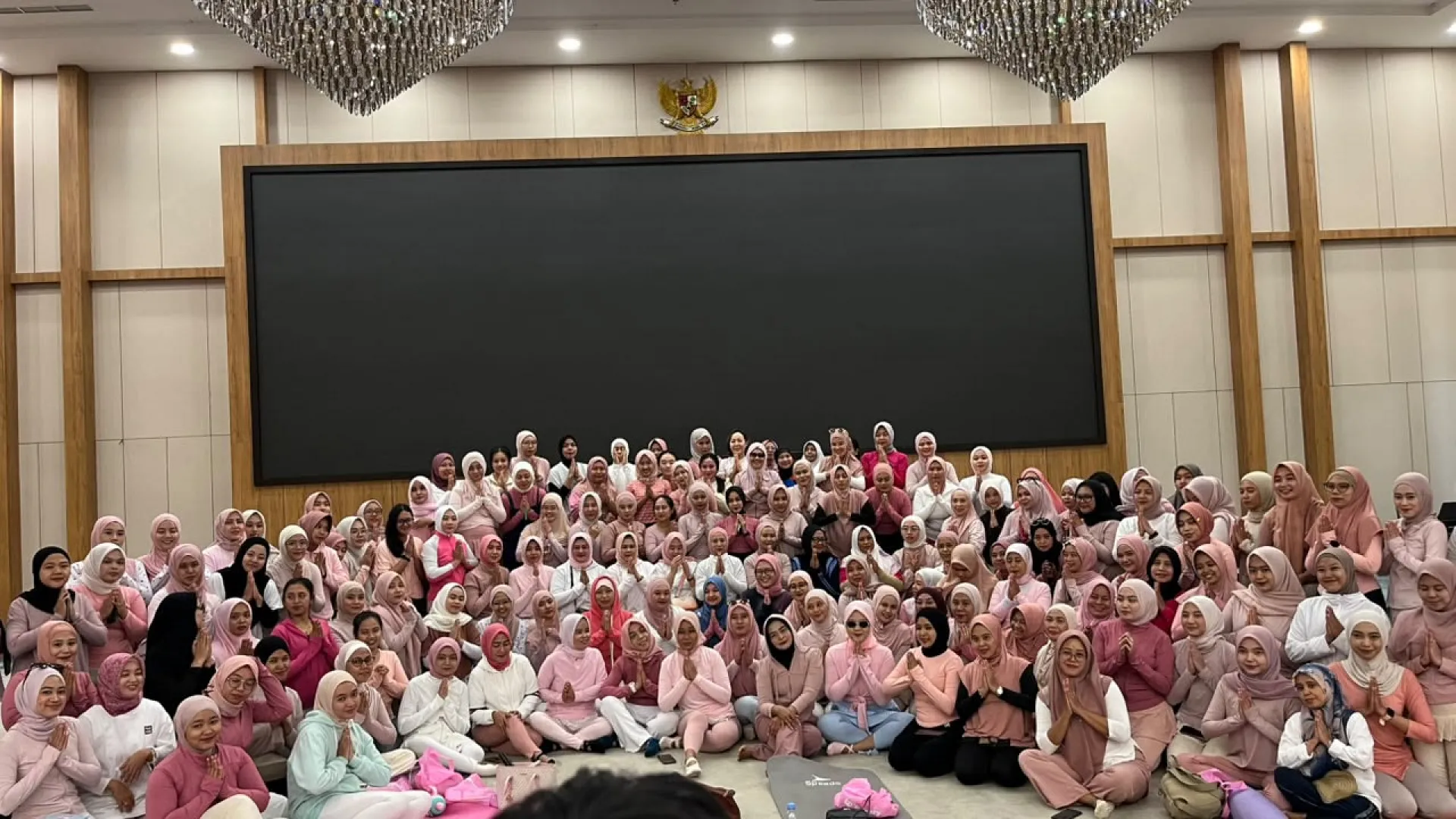 150 Peserta Padati Indoor Yoga “Flow to Glow” di MYZE Hotel Sumenep