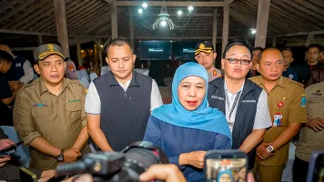 Khofifah Tinjau Langsung Penanganan Karhutla Pasuruan: Pastikan Suplai Air Bersih bagi Warga