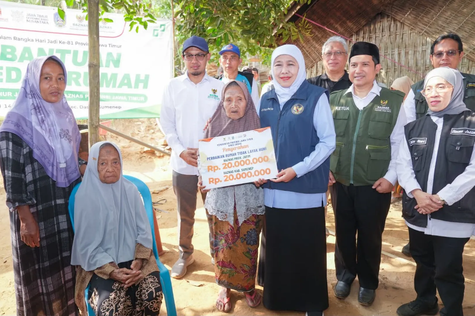 Tinjau Penerima Bantuan Bedah Rumah di Sumenep, Gubernur Khofifah Pastikan Kebutuhan Hunian Layak bagi Masyarakat Terpenuhi