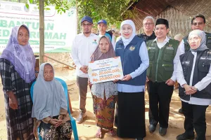 Tinjau Penerima Bantuan Bedah Rumah di Sumenep, Gubernur Khofifah Pastikan Kebutuhan Hunian Layak bagi Masyarakat Terpenuhi