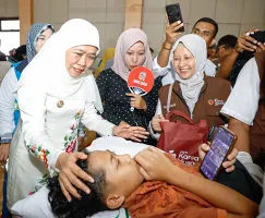 Jelang Peringatan Hari Santri 2026, Gubernur Khofifah Tinjau Khitanan Massal dan Cek Kesehatan Gratis Bagi Warga Pacitan