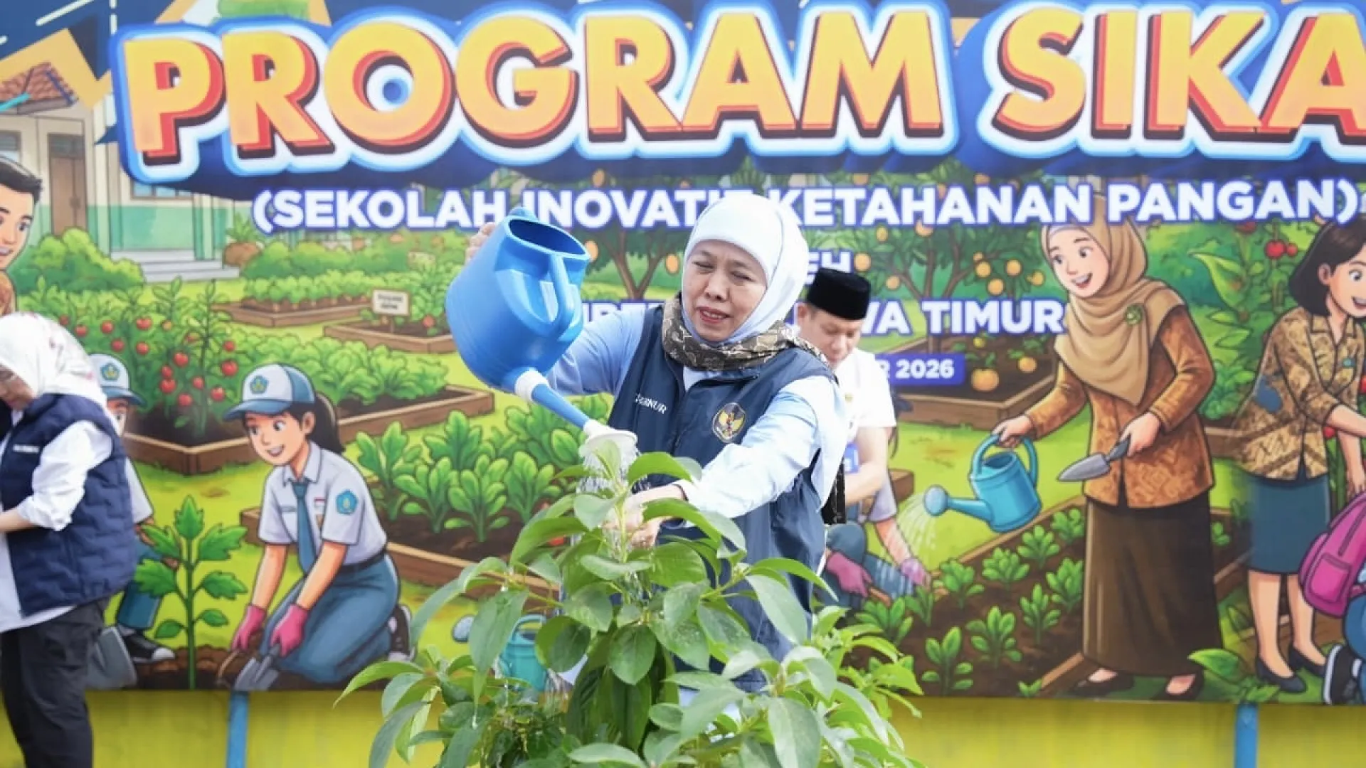 Gubernur Khofifah Dorong Program SIKAP di SMKN 2 Pacitan dan Salurkan Bantuan Pendidikan