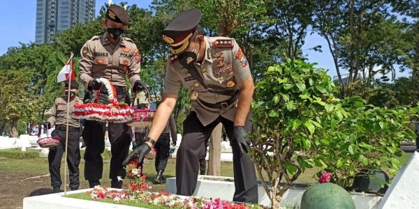 Sambut Hari Bhayangkara Ke 75 Kapolda Jatim Ziarah Ke Tmp Telusur