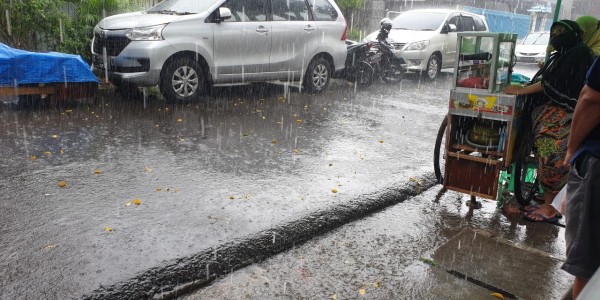 Hujan Dengan Intensitas Ringan Diperkirakan Guyur Jakarta Siang Ini ...