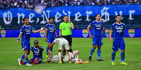 Meski Kalah Dari Persib Kiper Persija Bawa Berita Baik Dari Bandung