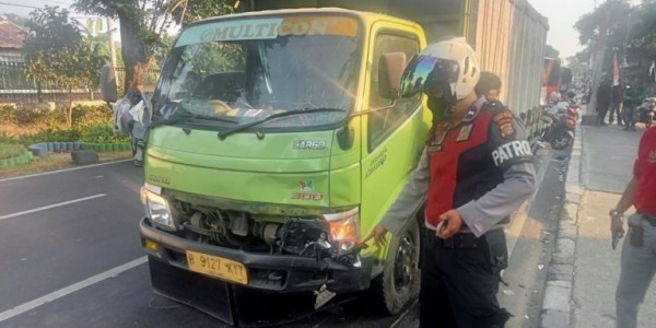 Tabrak Tujuh Pemotor, Polisi Amankan Sopir Truk Batu Bata Di Lenteng ...