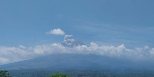 Gunung Semeru Erupsi, Luncurkan Awan Panas Sejauh 1 Km - Telusur