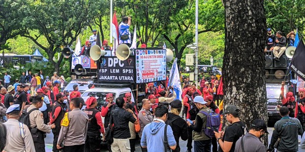 Jelang Penetapan UMP DKI 2024, Buruh Geruduk Kantor Balai Kota DKI ...